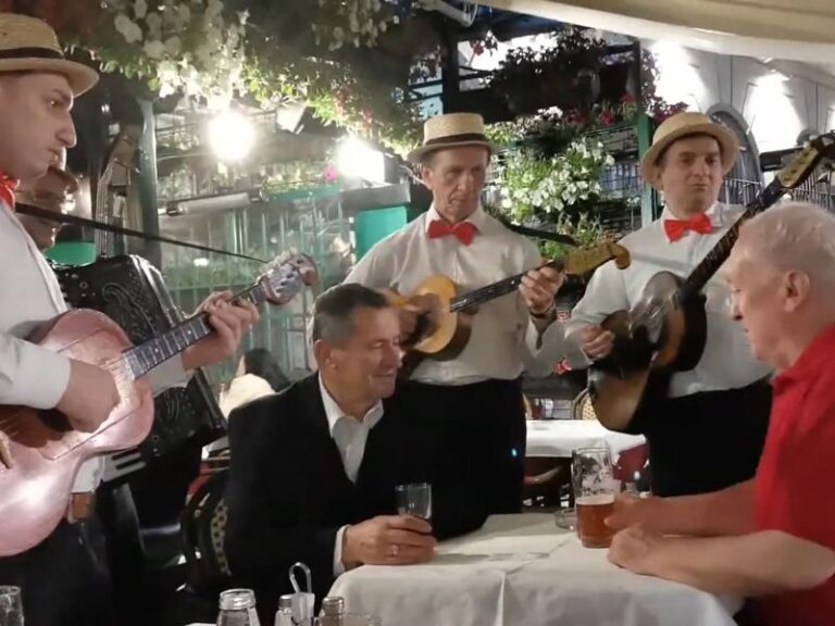 Prijatelji sede na piću u jednoj kafani u Beogradu